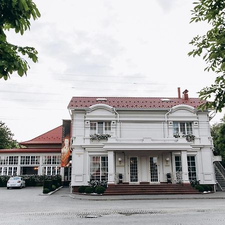 Hotel Aristocrat Tjernivtsi Exteriör bild