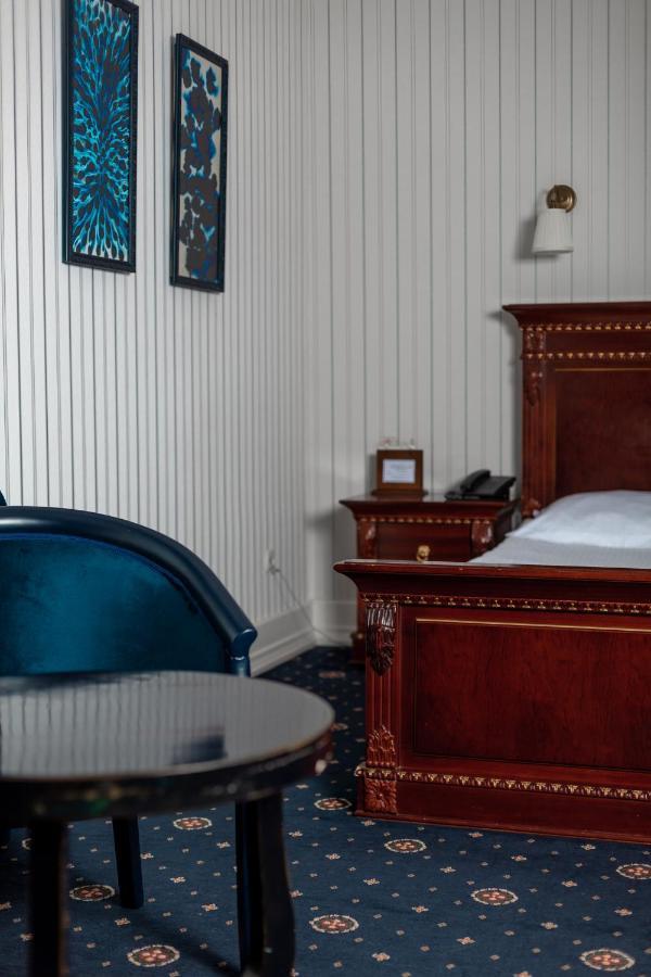 Hotel Aristocrat Tjernivtsi Exteriör bild