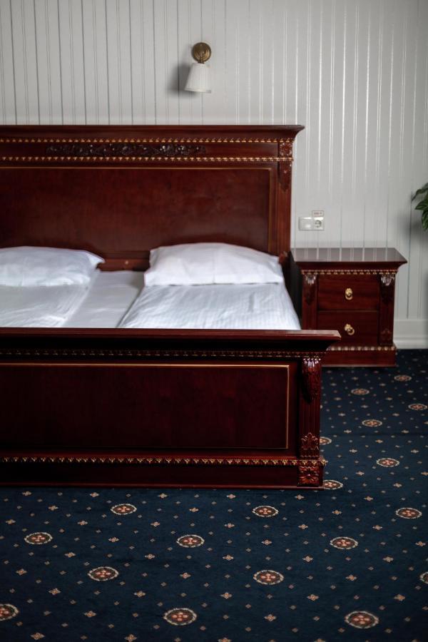Hotel Aristocrat Tjernivtsi Exteriör bild