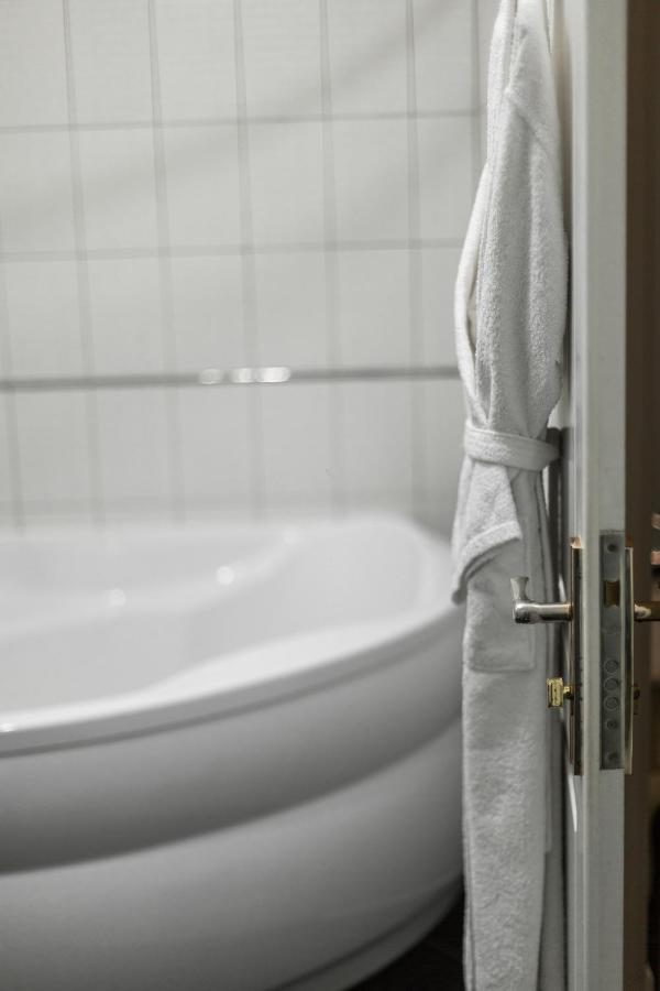 Hotel Aristocrat Tjernivtsi Exteriör bild