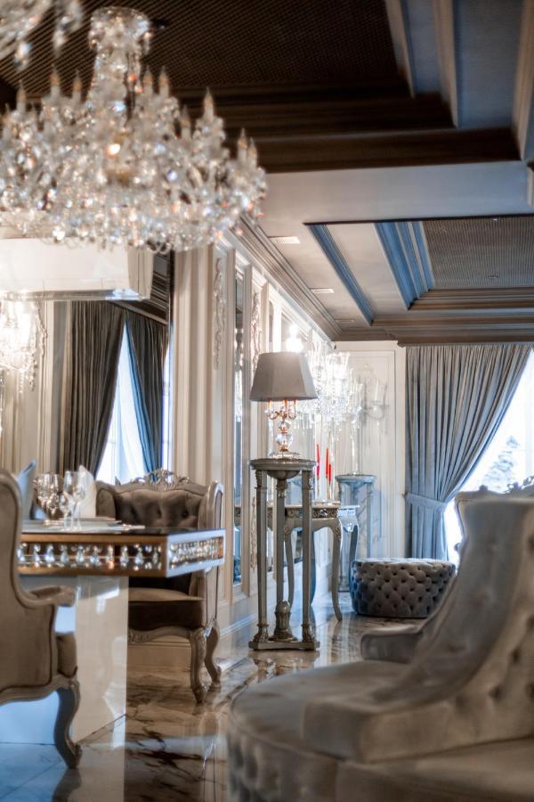 Hotel Aristocrat Tjernivtsi Exteriör bild