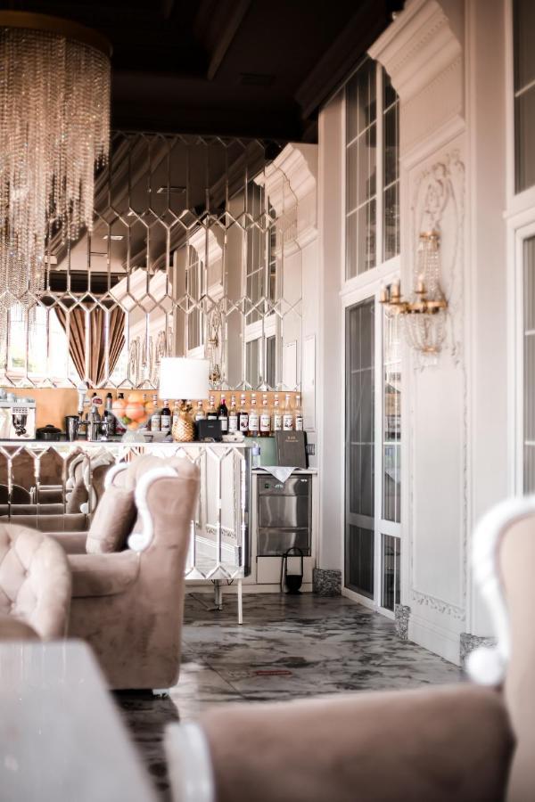 Hotel Aristocrat Tjernivtsi Exteriör bild